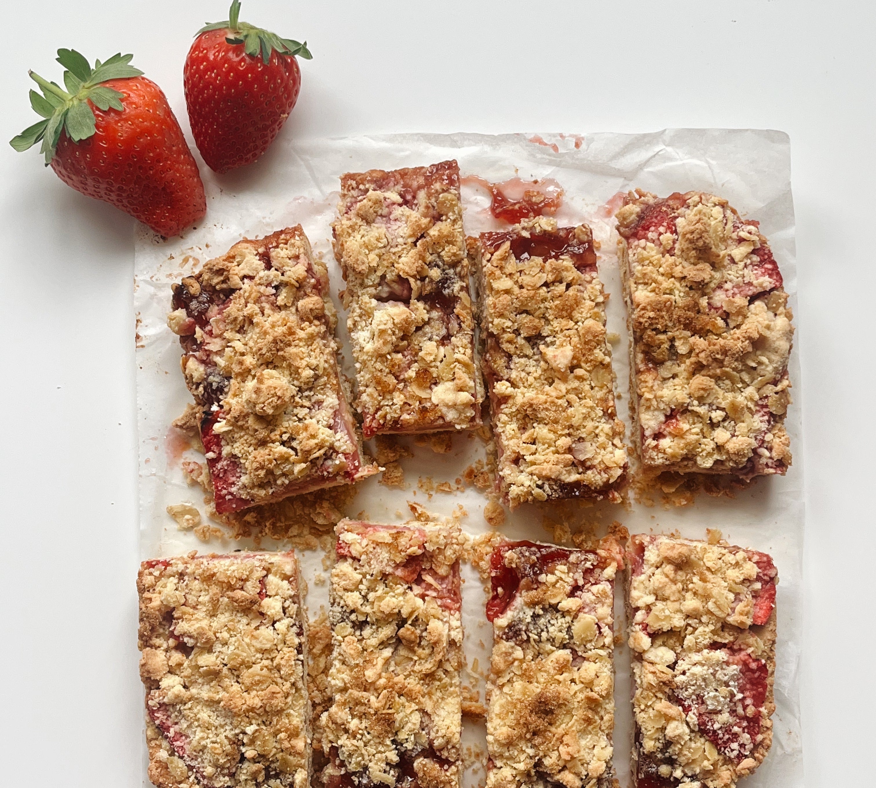 Strawberry Crumble Protein Bars 🍓