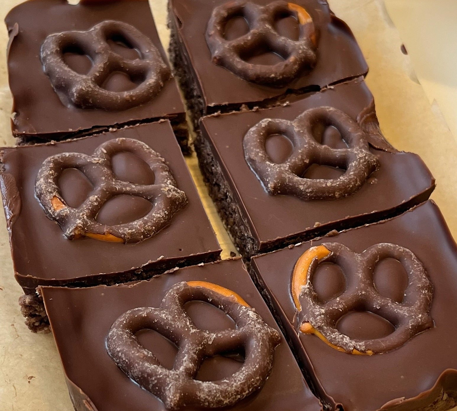 Salted Pretzel Brownie Bars 🥨🍫