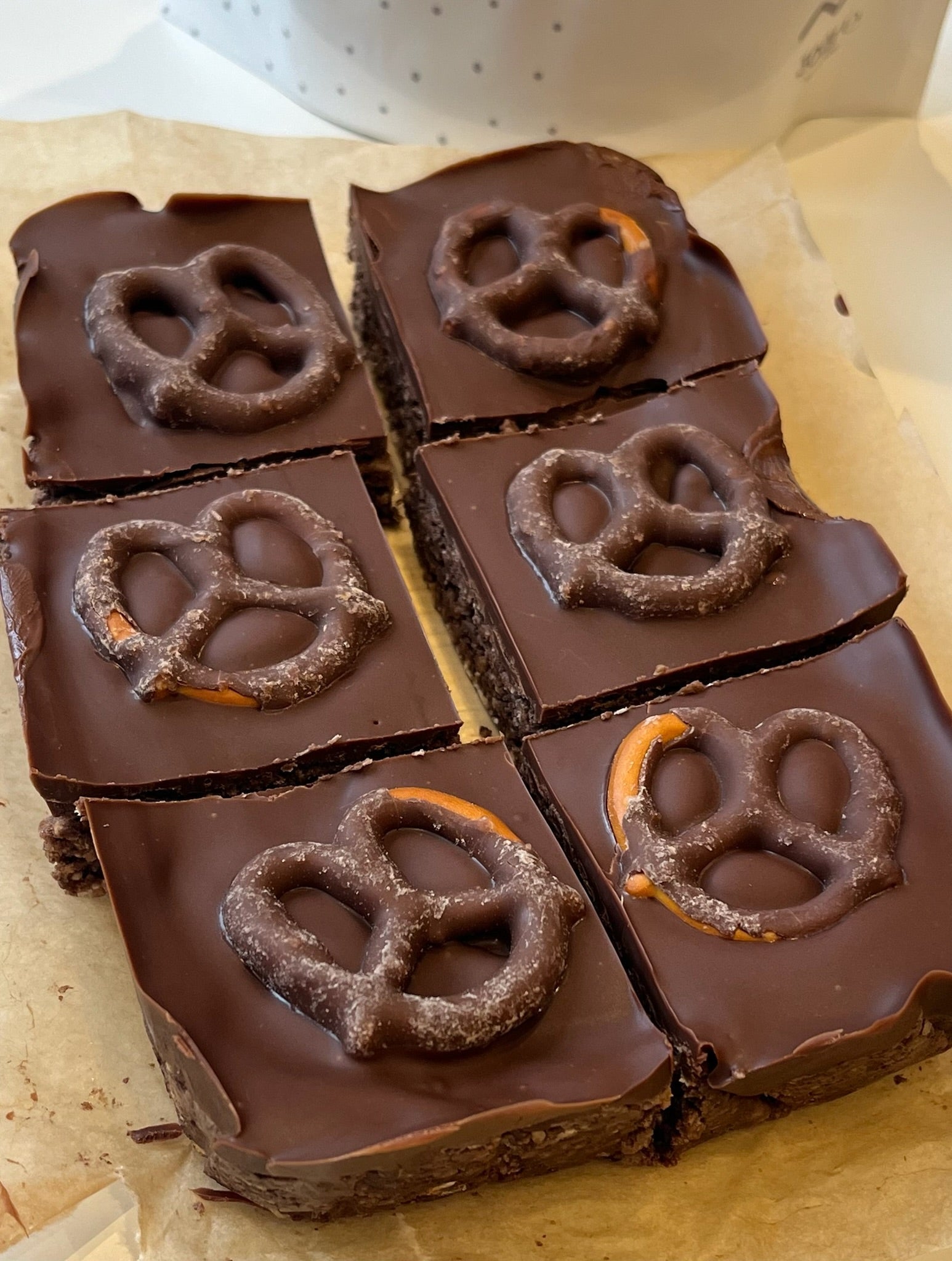 Salted Pretzel Brownie Bars 🥨🍫